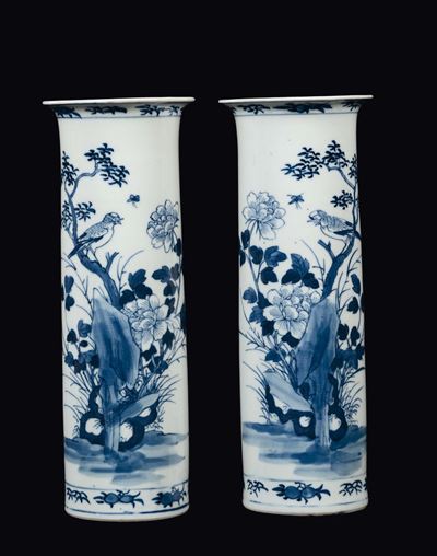 Cina, Dinastia Qing, Coppia di vasi cilindrici in porcellana bianca e blu decorati con uccellini ...