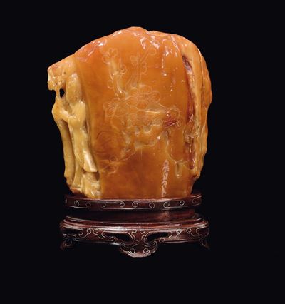 Cina, Dinastia Qing, Portainchiostro in ambra con incisi floreali e figura di Guanyin, XIX secolo