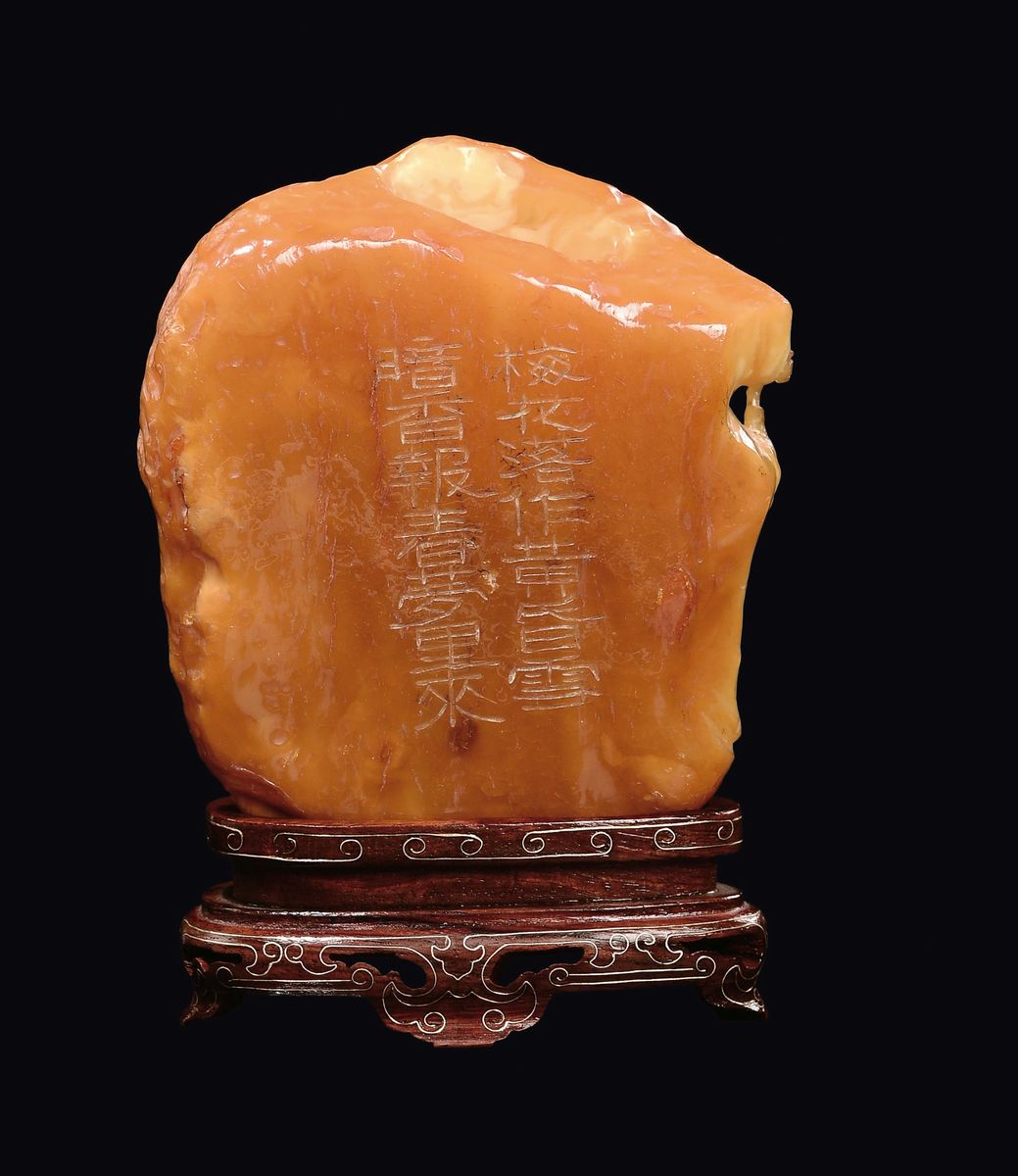 Cina, Dinastia Qing, Portainchiostro in ambra con incisi floreali e figura di Guanyin, XIX secolo