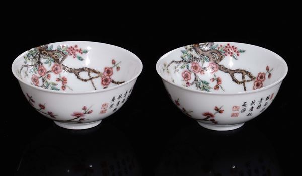 Coppia di ciotole in porcellana policroma con raffigurazioni di fiori di ciliegio e iscrizioni, Cina, Repubblica, XX secolo
