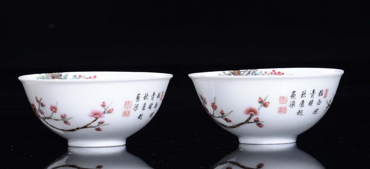 Coppia di ciotole in porcellana policroma con decorazioni di fiori di ciliegio, Cina, Repubblica,...