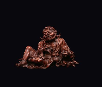 Scultore cinese, Figura di anziano in legno di bosso con pipistrello e bisaccia, Dinastia Qing, X...