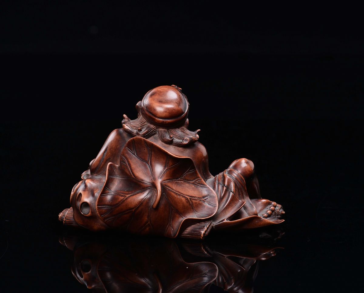 Scultore cinese, Figura di anziano in legno di bosso con pipistrello e bisaccia, Dinastia Qing, X...