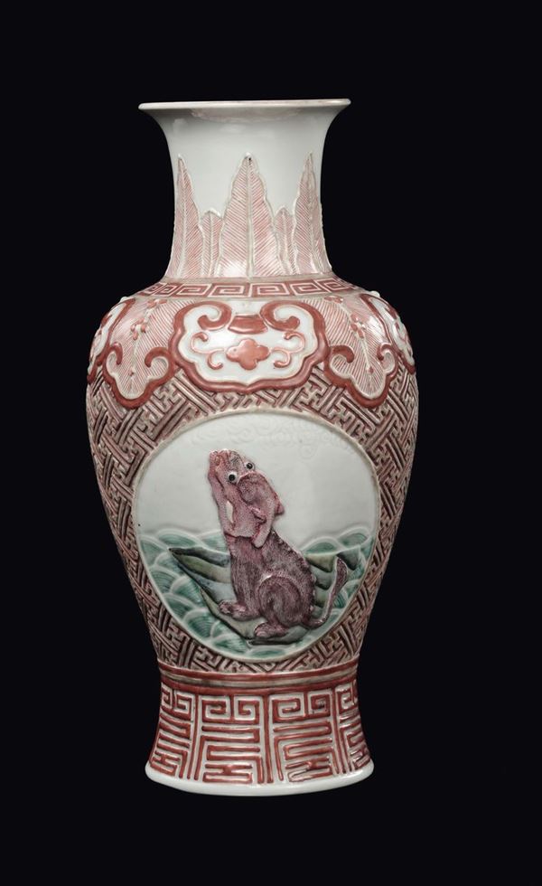 Vaso in porcellana policroma con decoro geometrico a rilievo e cani di Pho entro riserve, Cina, Dinastia Qing, XIX secolo