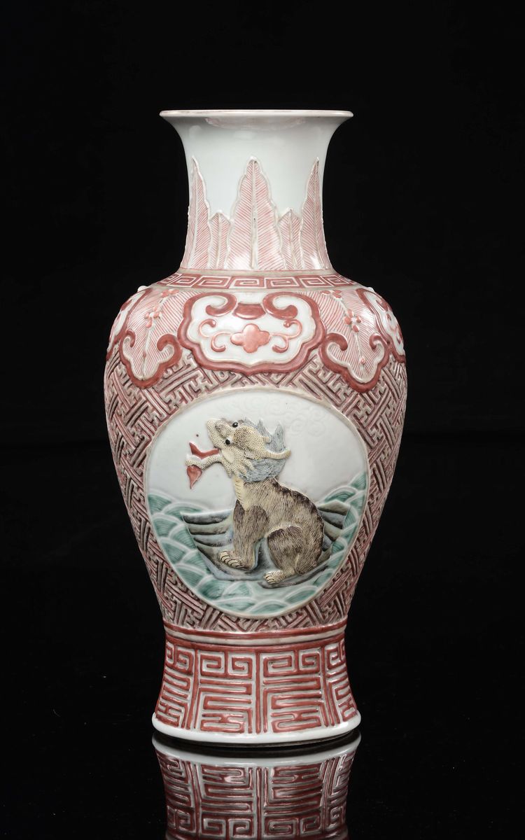 Vaso in porcellana policroma con decoro geometrico e cani di Pho, Cina, Dinastia Qing, XIX secolo