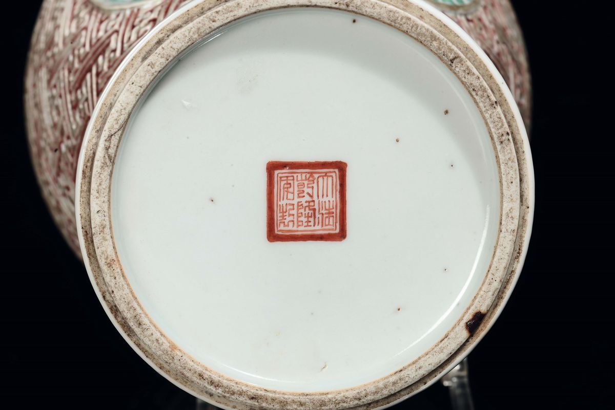 Vaso in porcellana policroma con decoro geometrico e cani di Pho, Cina, Dinastia Qing, XIX secolo
