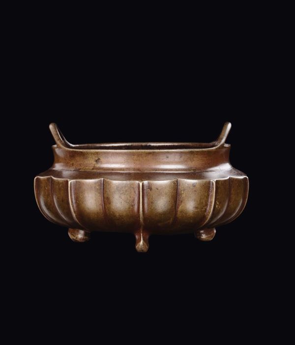 Incensiere tripode in bronzo sbalzato con manici, Cina, Dinastia Ming, XV secolo