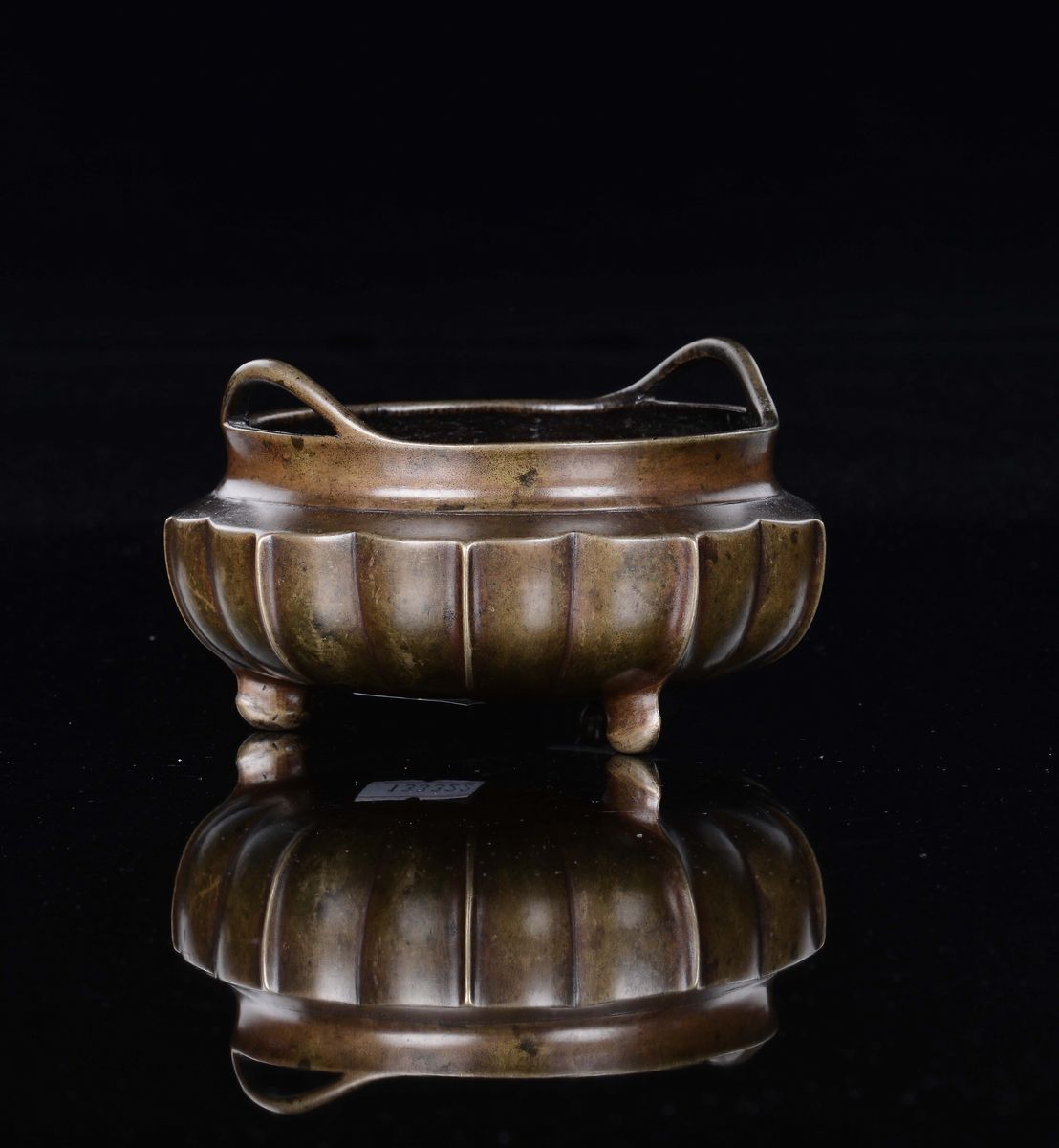 Incensiere tripode in bronzo sbalzato con manici, Cina, Dinastia Ming, XV secolo