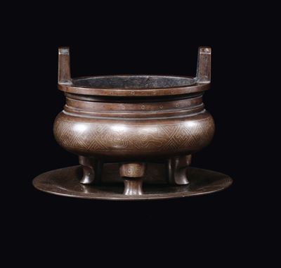 Incensiere tripode in bronzo con inserti in argento e piattino raffigurante fenice, Cina, Dinasti...