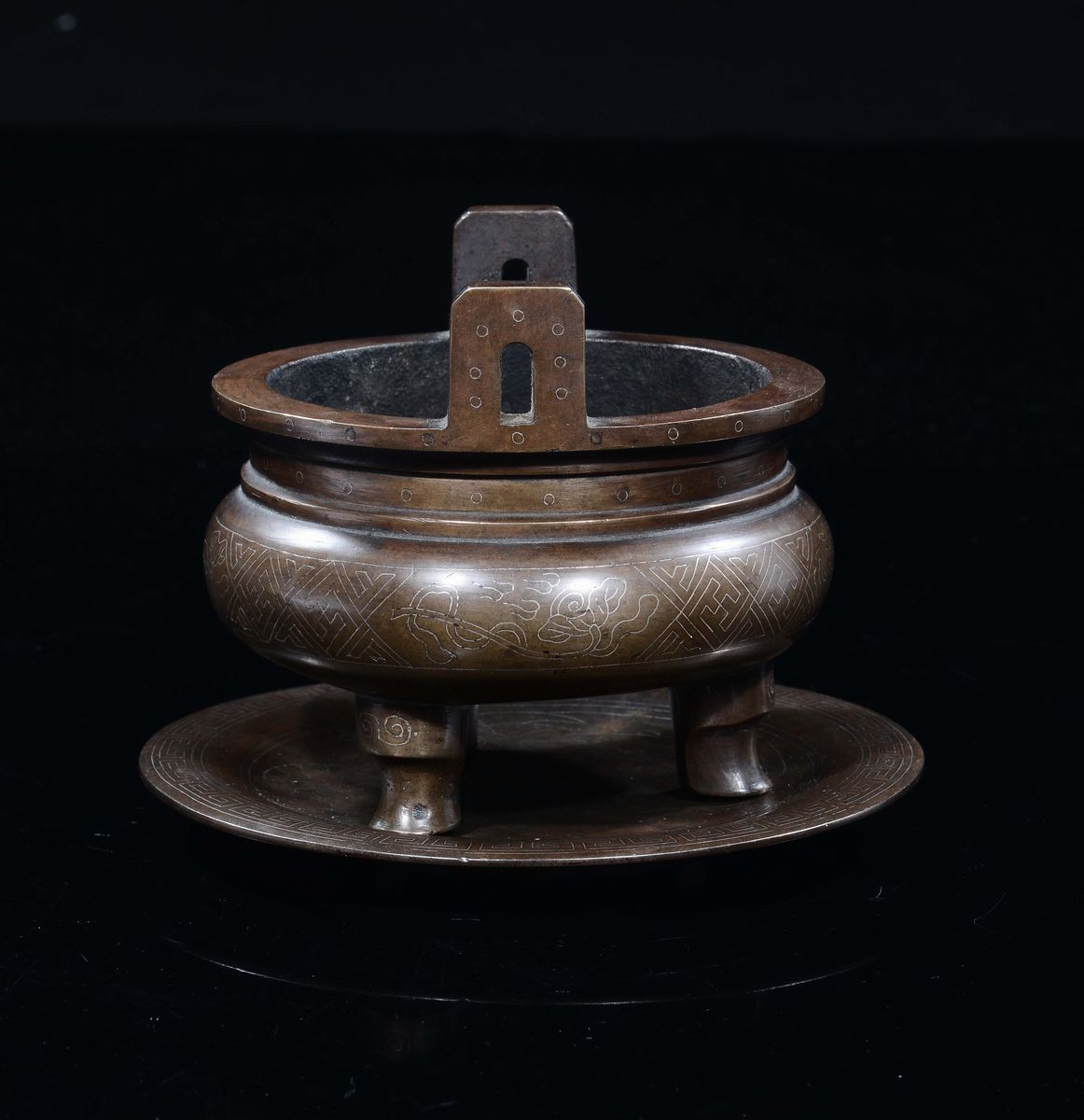 Incensiere tripode in bronzo con inserti in argento e piattino raffigurante fenice, Cina, Dinasti...
