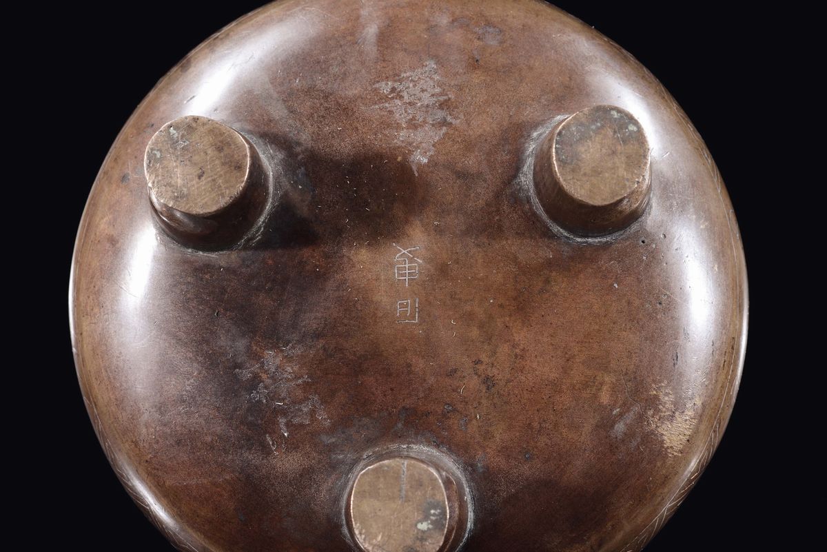 Incensiere tripode in bronzo con inserti in argento e piattino raffigurante fenice, Cina, Dinasti...