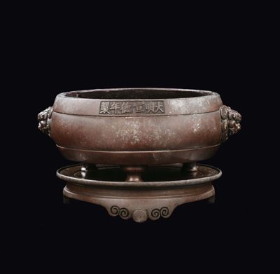 Cina, Incensiere tripode in bronzo con alzata e manici a maschera taotie, Dinastia Ming, XV secol...