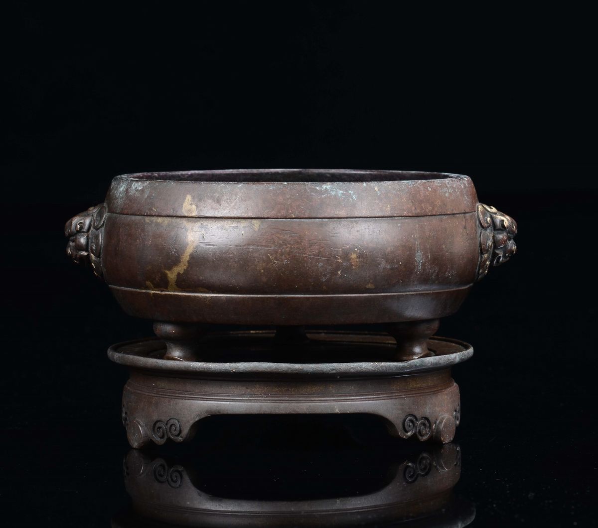 Cina, Incensiere tripode in bronzo con alzata e manici a maschera taotie, Dinastia Ming, XV secol...