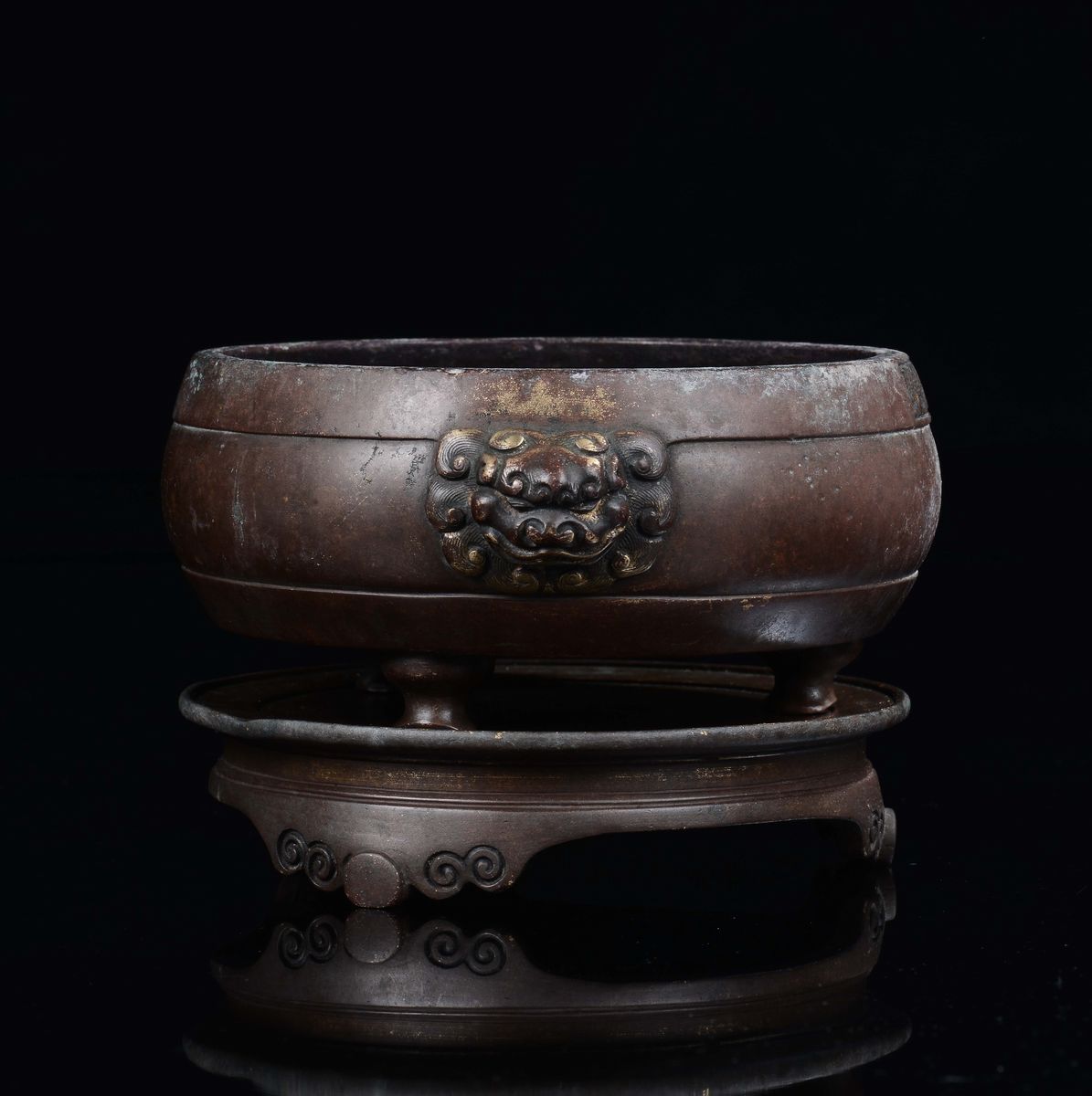 Cina, Incensiere tripode in bronzo con alzata e manici a maschera taotie, Dinastia Ming, XV secol...