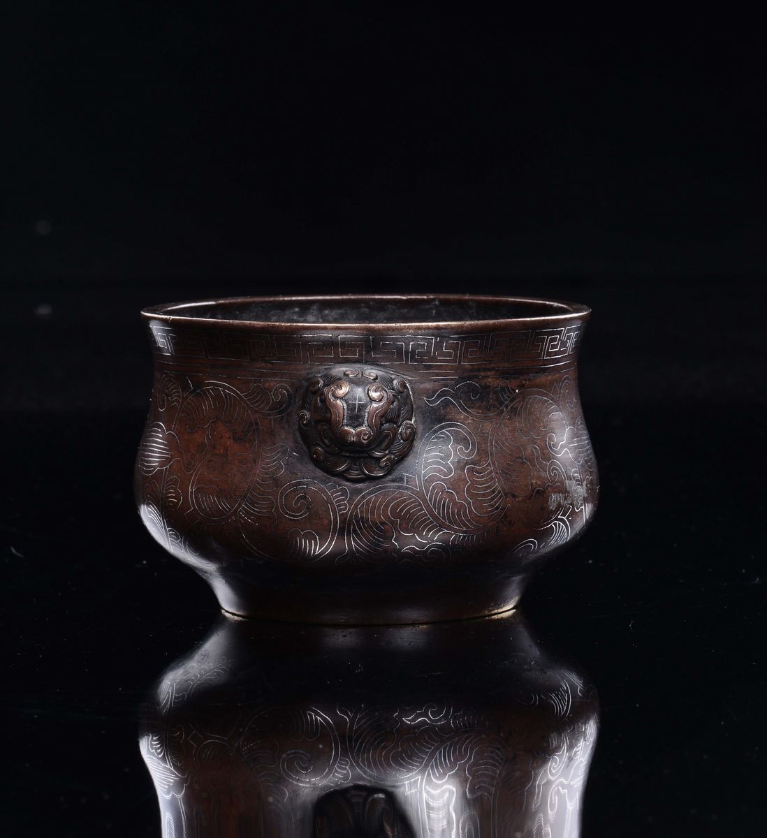 Incensiere in bronzo con decorazioni di orchidee stilizzate e motivo geometrico, Cina, Dinastia M...