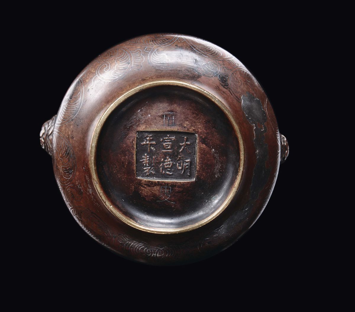 Incensiere in bronzo con decorazioni di orchidee stilizzate e motivo geometrico, Cina, Dinastia M...