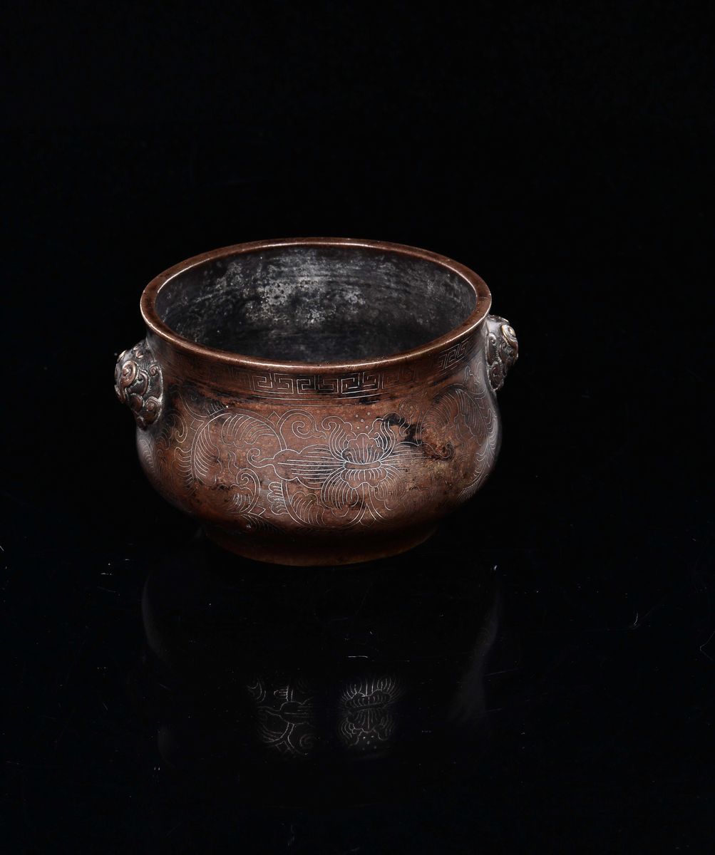 Incensiere in bronzo con decorazioni di orchidee stilizzate e motivo geometrico, Cina, Dinastia M...