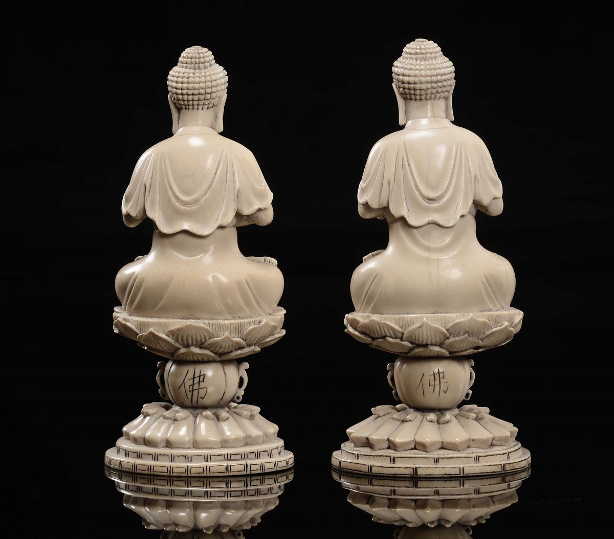 Cina, Dinastia Qing, Coppia di Buddha in avorio su fiori di loto, XIX secolo