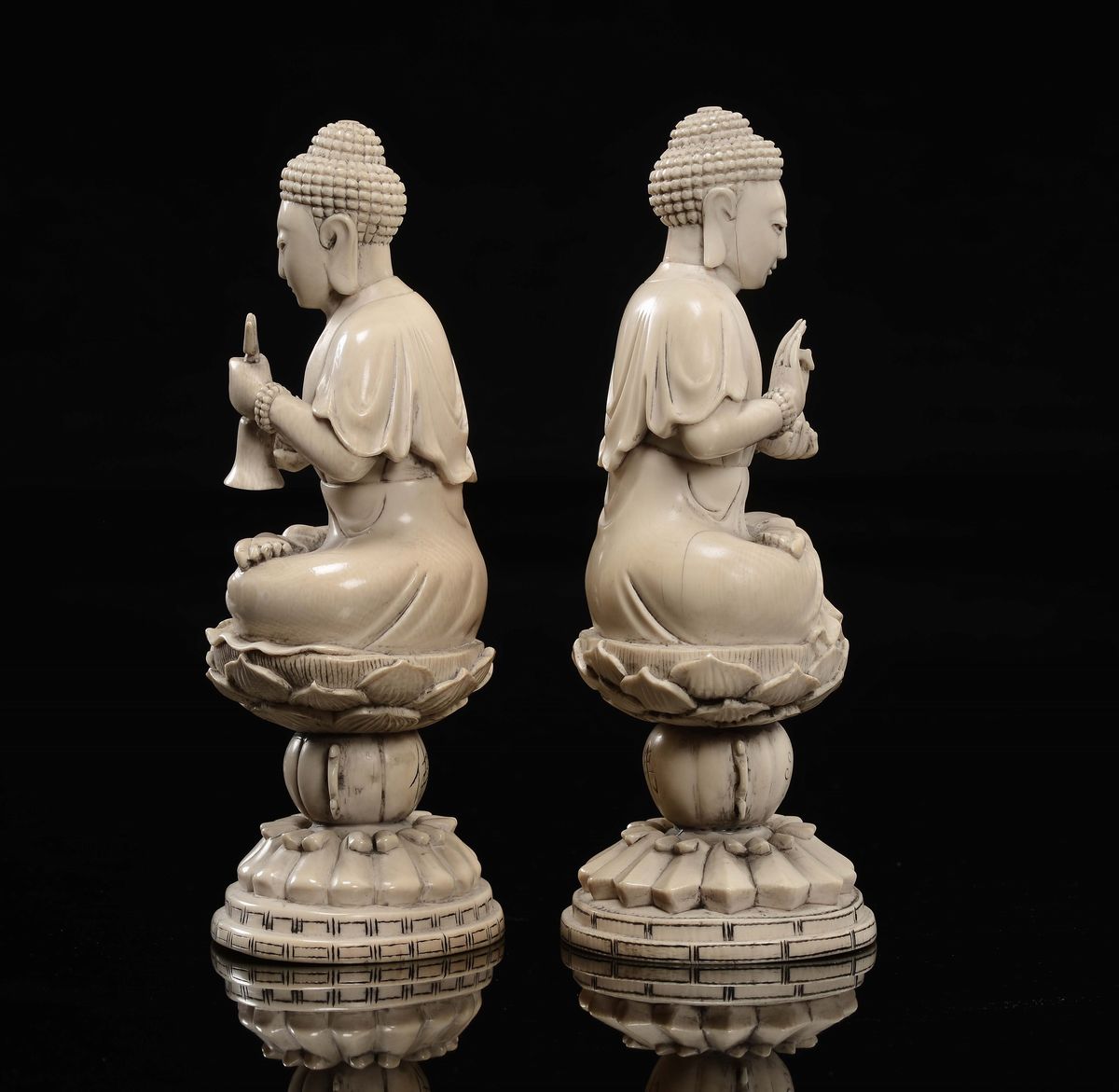 Cina, Dinastia Qing, Coppia di Buddha in avorio su fiori di loto, XIX secolo