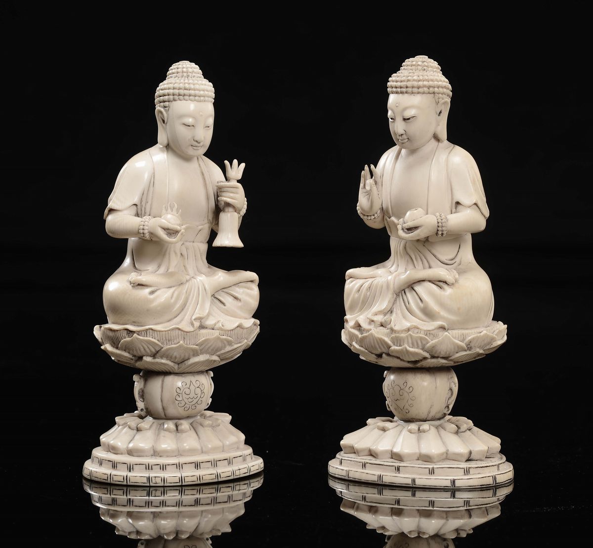 Cina, Dinastia Qing, Coppia di Buddha in avorio su fiori di loto, XIX secolo