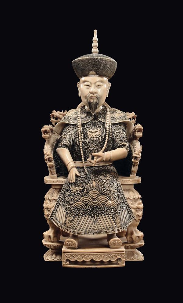 Figura di imperatore su trono in avorio, Cina, Dinastia Qing, fine XIX secolo