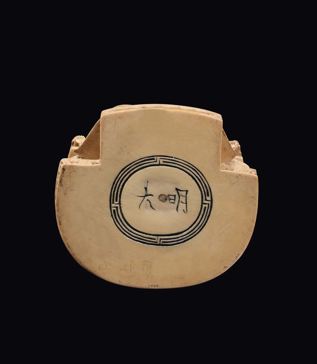 Figura di imperatore su trono in avorio, Cina, Dinastia Qing, fine XIX secolo