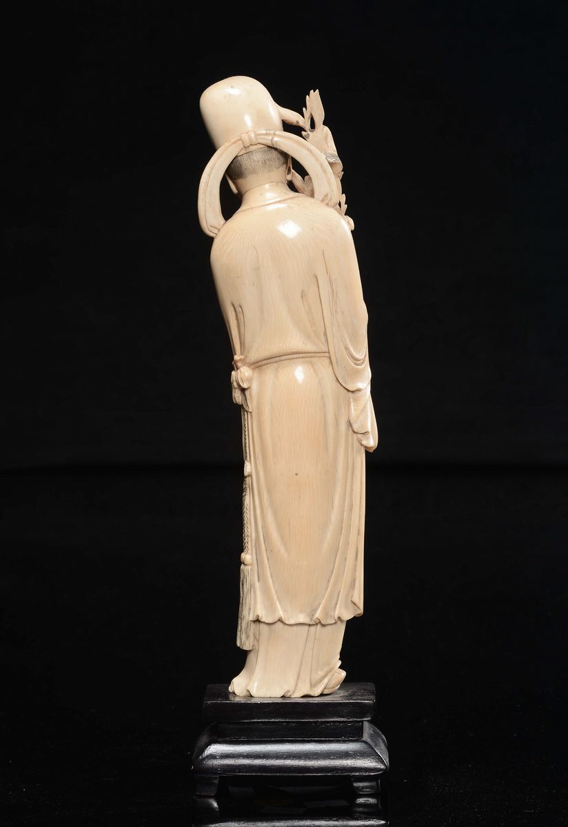 Cina, Dinastia Qing, Figura di dignitario con fiori in avorio, fine XIX secolo