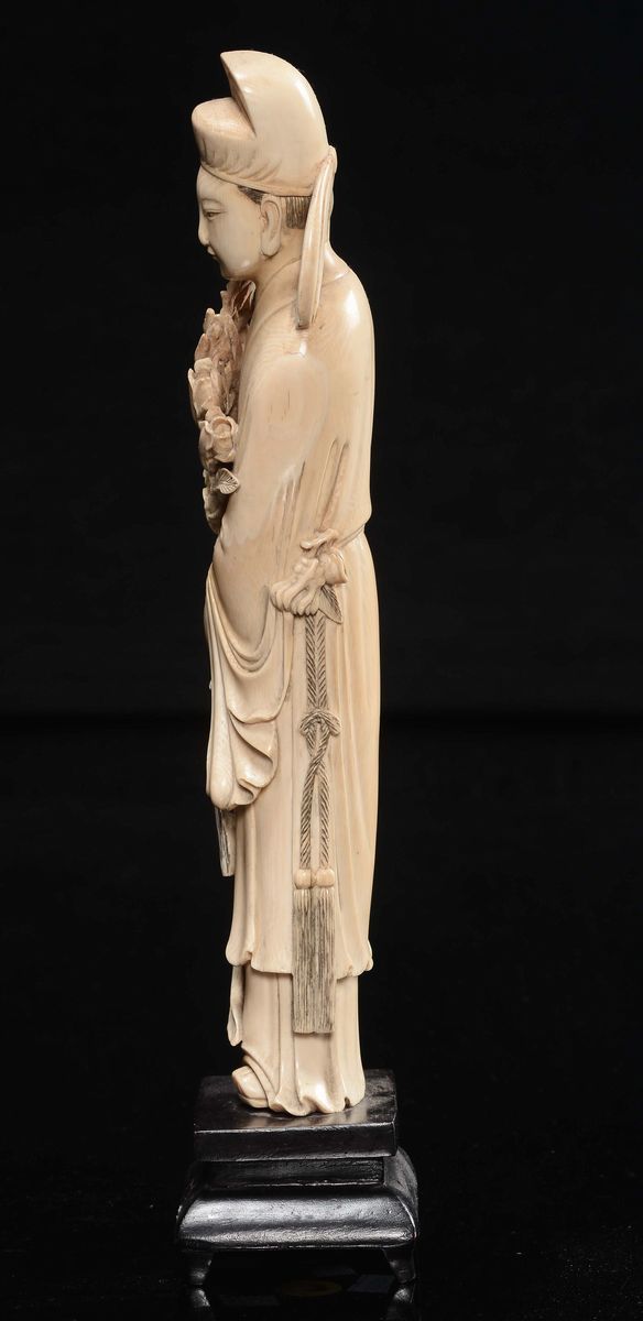Cina, Dinastia Qing, Figura di dignitario con fiori in avorio, fine XIX secolo