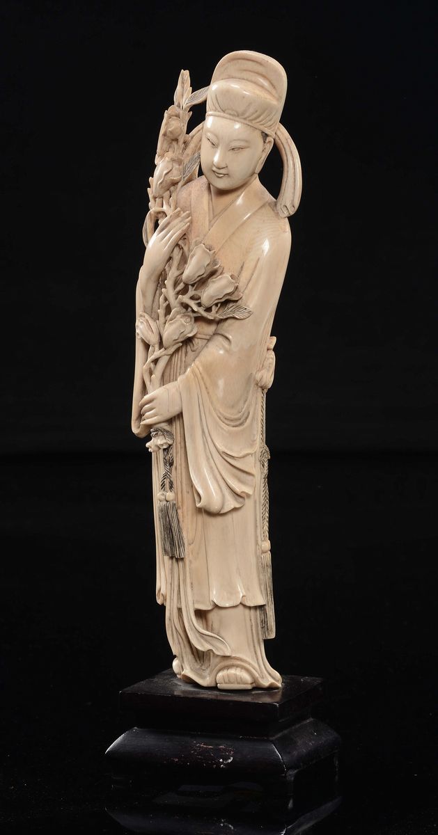 Cina, Dinastia Qing, Figura di dignitario con fiori in avorio, fine XIX secolo