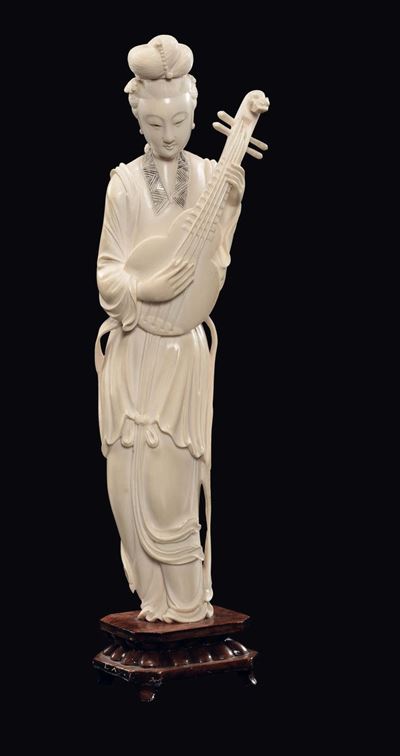 Figura di Guanyin con pipa, scultura in avorio, Cina, inizio XX secolo