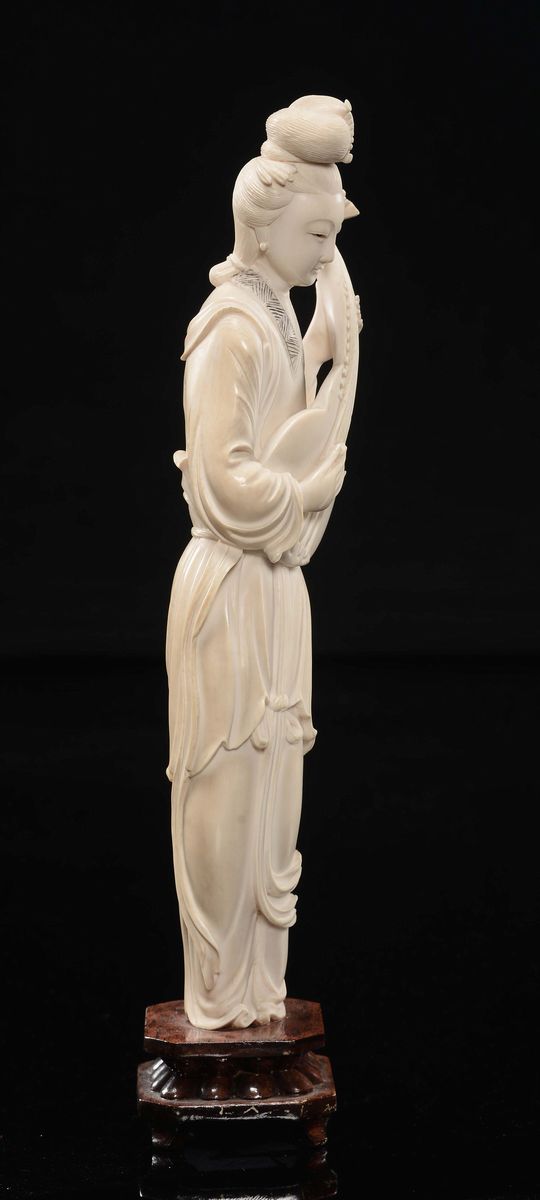 Figura di Guanyin con pipa, scultura in avorio, Cina, inizio XX secolo