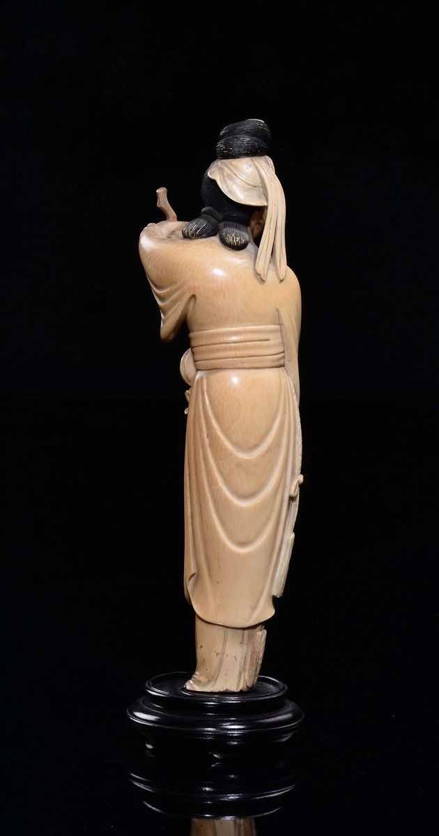 Figura di Guanyin con frutti, avorio, Cina, inizio XX secolo
