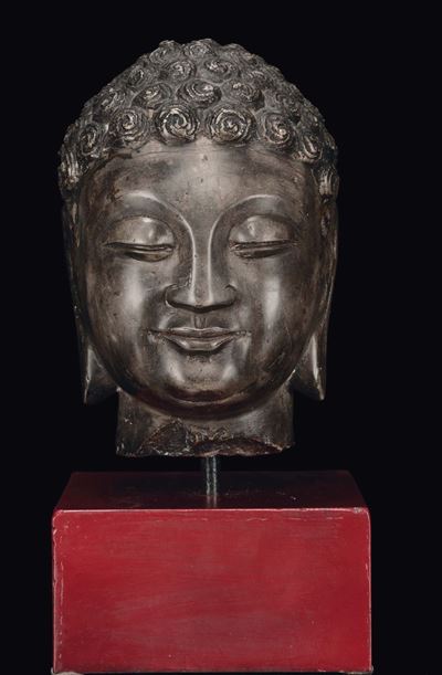 Testa di Buddha in pietra su piedistallo, Cina, Dinastia Ming, h cm 27