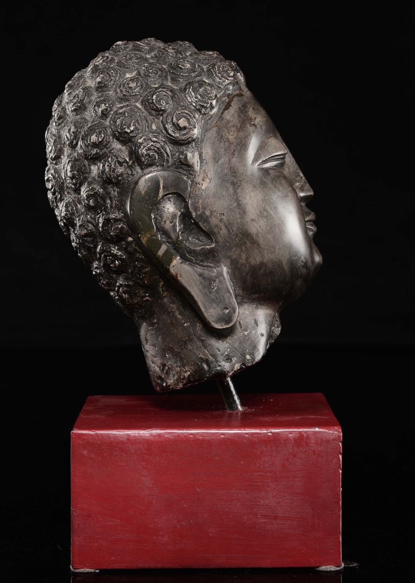 Testa di Buddha in pietra su piedistallo, Cina, Dinastia Ming, h cm 27