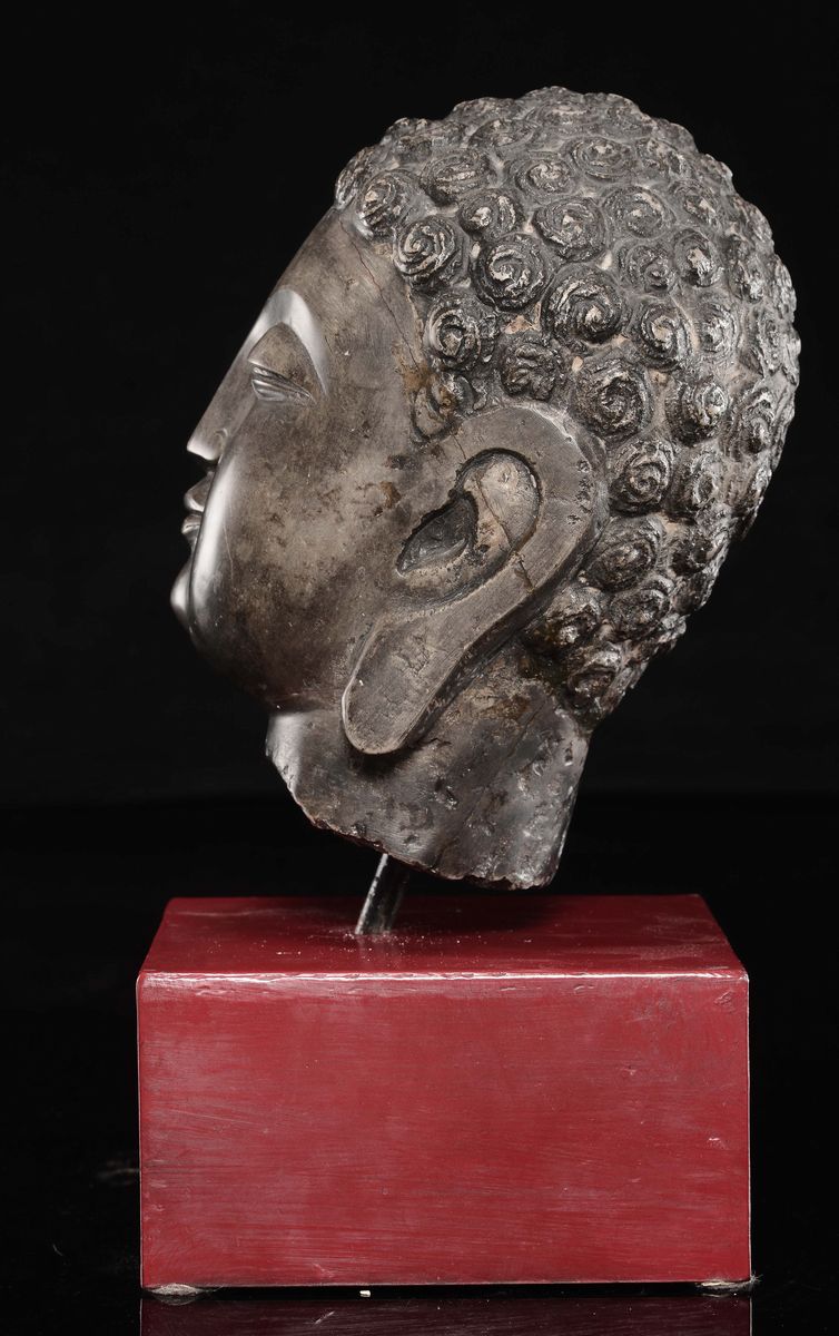 Testa di Buddha in pietra su piedistallo, Cina, Dinastia Ming, h cm 27