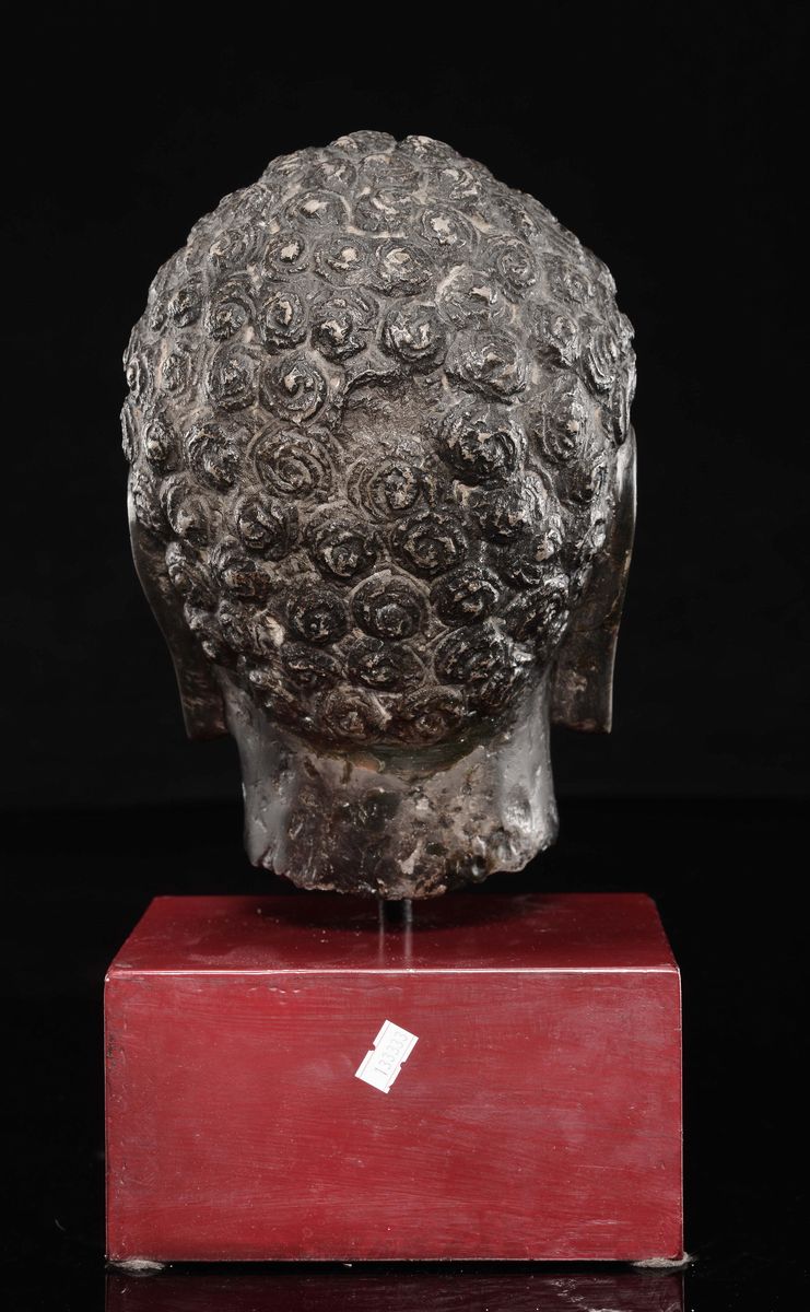 Testa di Buddha in pietra su piedistallo, Cina, Dinastia Ming, h cm 27