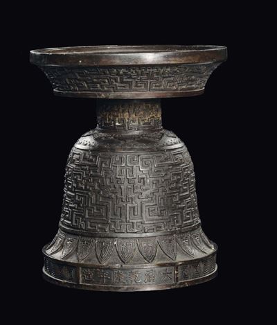 Candeliere in bronzo, motivi geometrici di ispirazione arcaica, Cina, Dinastia Qing, periodo Qian...