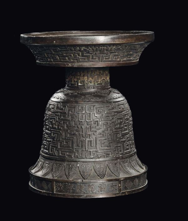 Grande candeliere in bronzo a motivi geometrici di ispirazione arcaica con parte finale mancante, Cina,  [..]