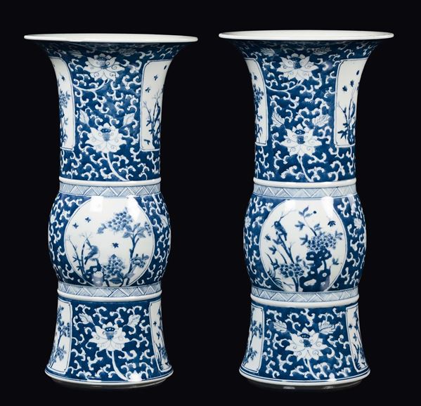 Coppia di vasi a tromba in porcellana bianca e blu con riserve con volatili e fiori, Cina, Dinastia Qing, XIX secolo