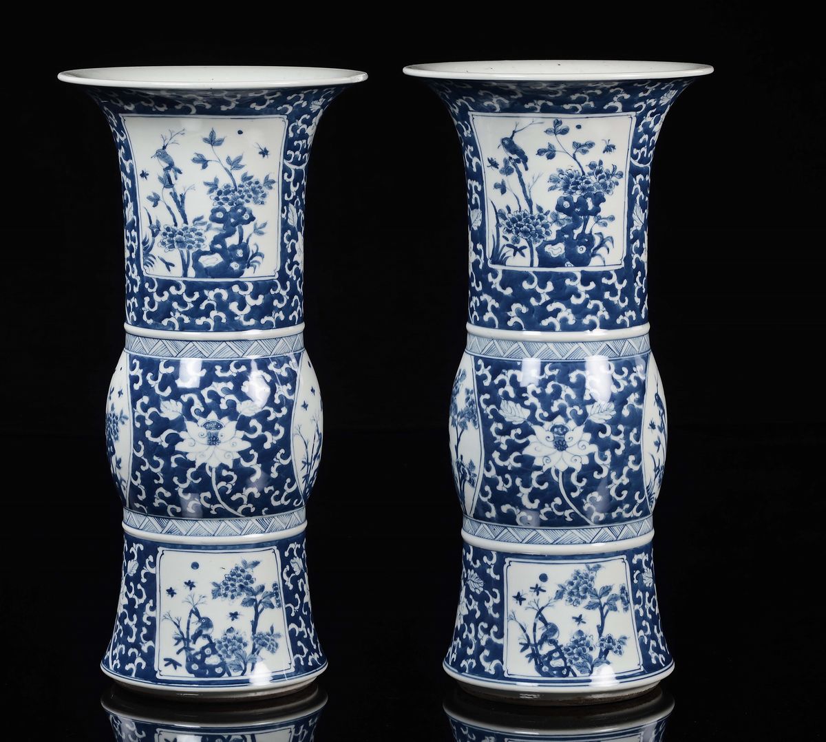 Coppia di Vasi a Tromba in Porcellana Bianca e Blu con Riserve con Volatili e Fiori, Cina, Dinast...
