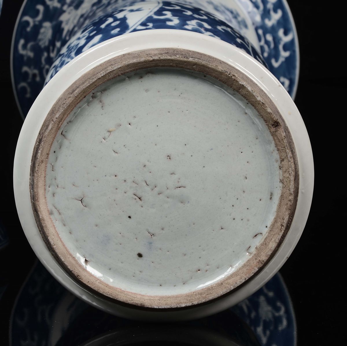 Coppia di Vasi a Tromba in Porcellana Bianca e Blu con Riserve con Volatili e Fiori, Cina, Dinast...
