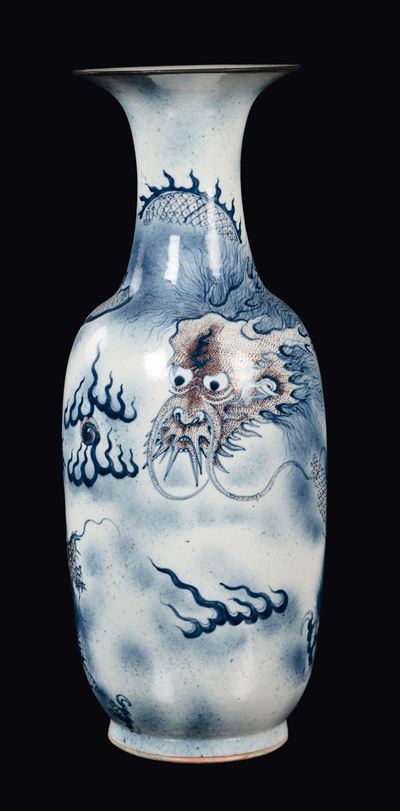 Vaso in porcellana bianca e blu con raffigurazione di dragone, Cina, Dinastia Qing, XIX secolo