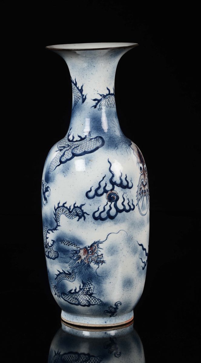 Vaso in porcellana bianca e blu con raffigurazione di dragone, Cina, Dinastia Qing, XIX secolo