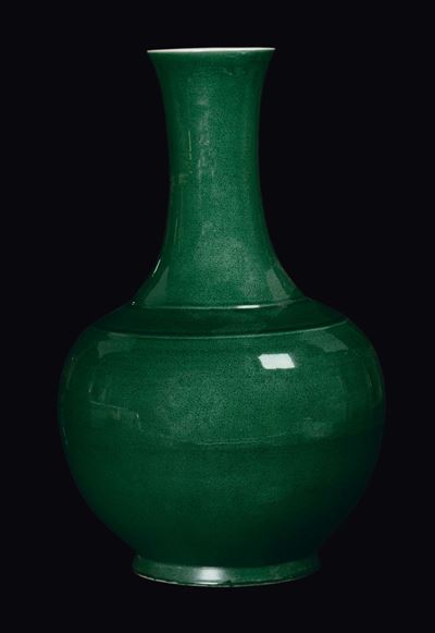 Vaso a bottiglia in porcellana monocroma verde smeraldo, Cina, Dinastia Qing, XVIII secolo