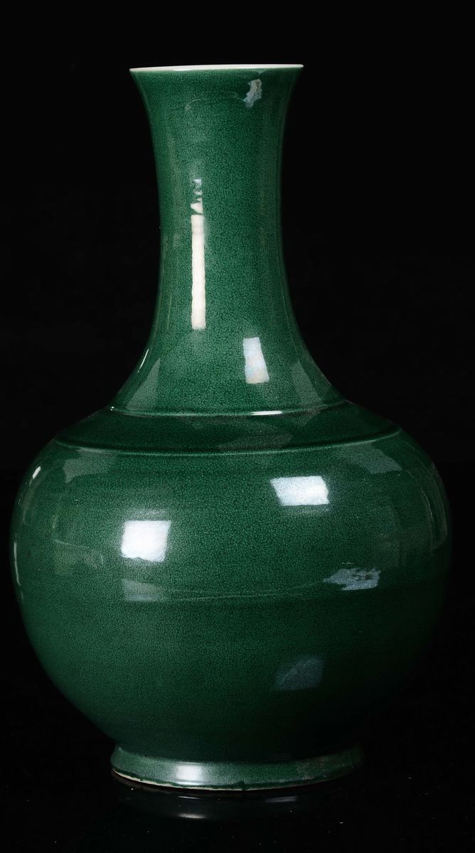 Vaso a bottiglia in porcellana monocroma verde smeraldo, Cina, Dinastia Qing, XVIII secolo