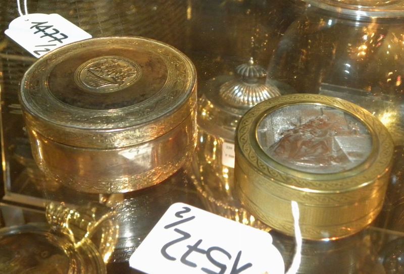 Due scatoline in rame dorato  - Asta Arredi dalle dimore degli eredi Ercole Marelli e altre provenienze - Cambi Casa d'Aste