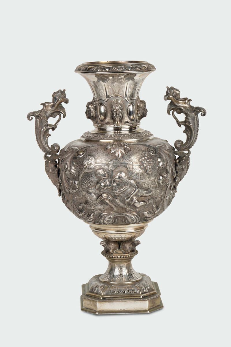A large molten, embossed and chiselled silver vase, Italian manufacture, mid-20th century  - Auction Fine Silvers - I - Cambi Casa d'Aste