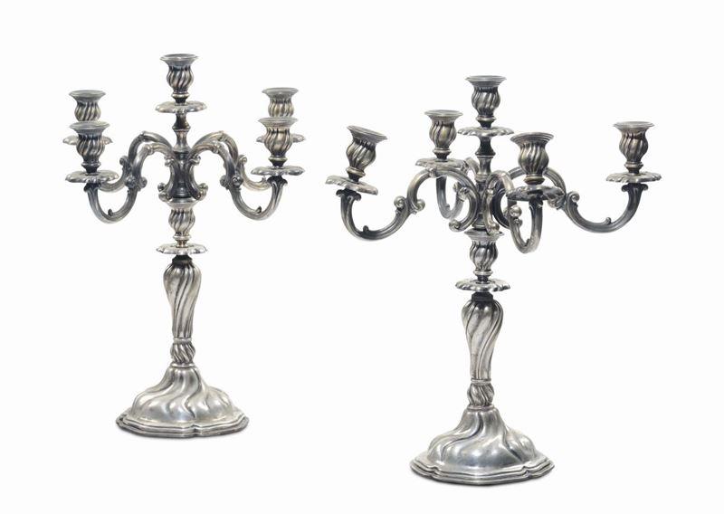 Coppia di candelieri in argento a cinque luci  - Asta Arredi dalle dimore degli eredi Ercole Marelli e altre provenienze - Cambi Casa d'Aste