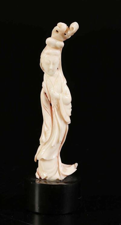 Figura di Guanyin in Corallo Bianco con Drappo tra i Capelli, Cina, XX Secolo