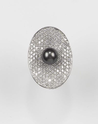 Anello con Pavé di Diamanti Bianchi e Neri ed una Perla